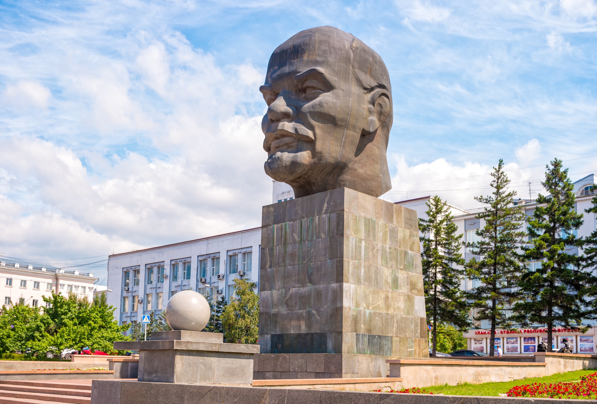 Голова Ленина на площади Советов