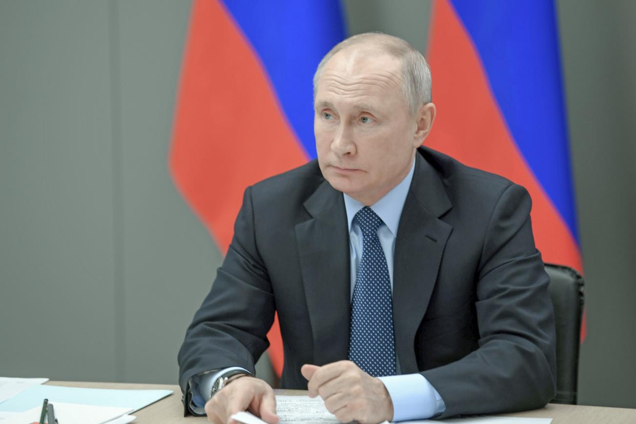 Путин поручил привлекать гостеатры к чтецким программам