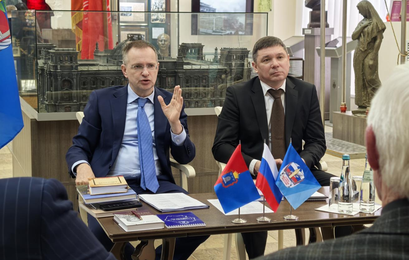 Мединский призвал не "девальвировать" звание писателя из-за графоманов
