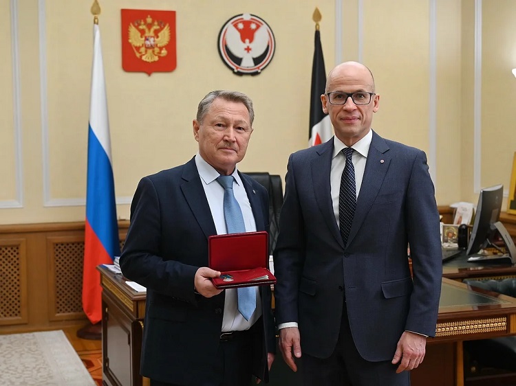 Александр Бречалов вручил первую медаль Пушкина в Удмуртии издателю Юрию Кузнецову