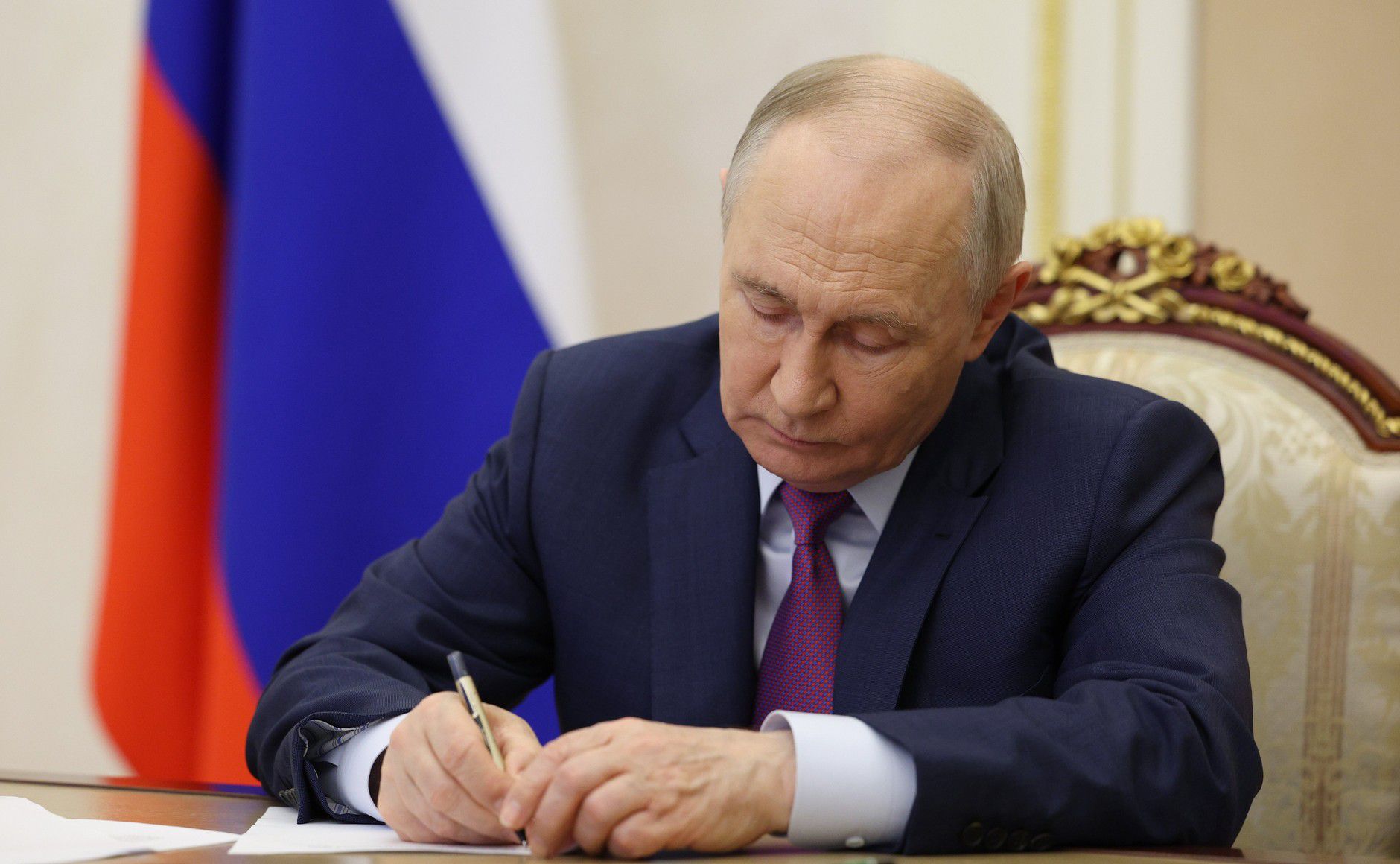 Владимир Путин поручил установить День детской книги и создать «Российское Пушкинское общество»